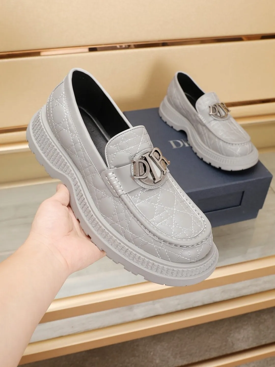 Factory P540💰Dior Buffalo men's low-cut derby casual leather shoes, a new product in the 2025 spring men's series, ideally combines unconventional features with Dior's high-end aesthetic style. The first-layer cowhide upper is decorated with tonal debossed Oblique embroidery, and the thick rubber sole displays a crepe-effect design, which is unique. Adds a modern touch to any look. Practical and stylish, it can be easily paired with a variety of casual looks and is an eye-catching finishing touch! Size: 38-44 (45.46 customized)